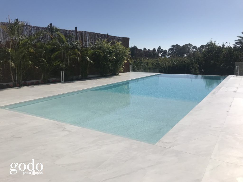 Color del agua de la piscina con piedra Carrara Marble
