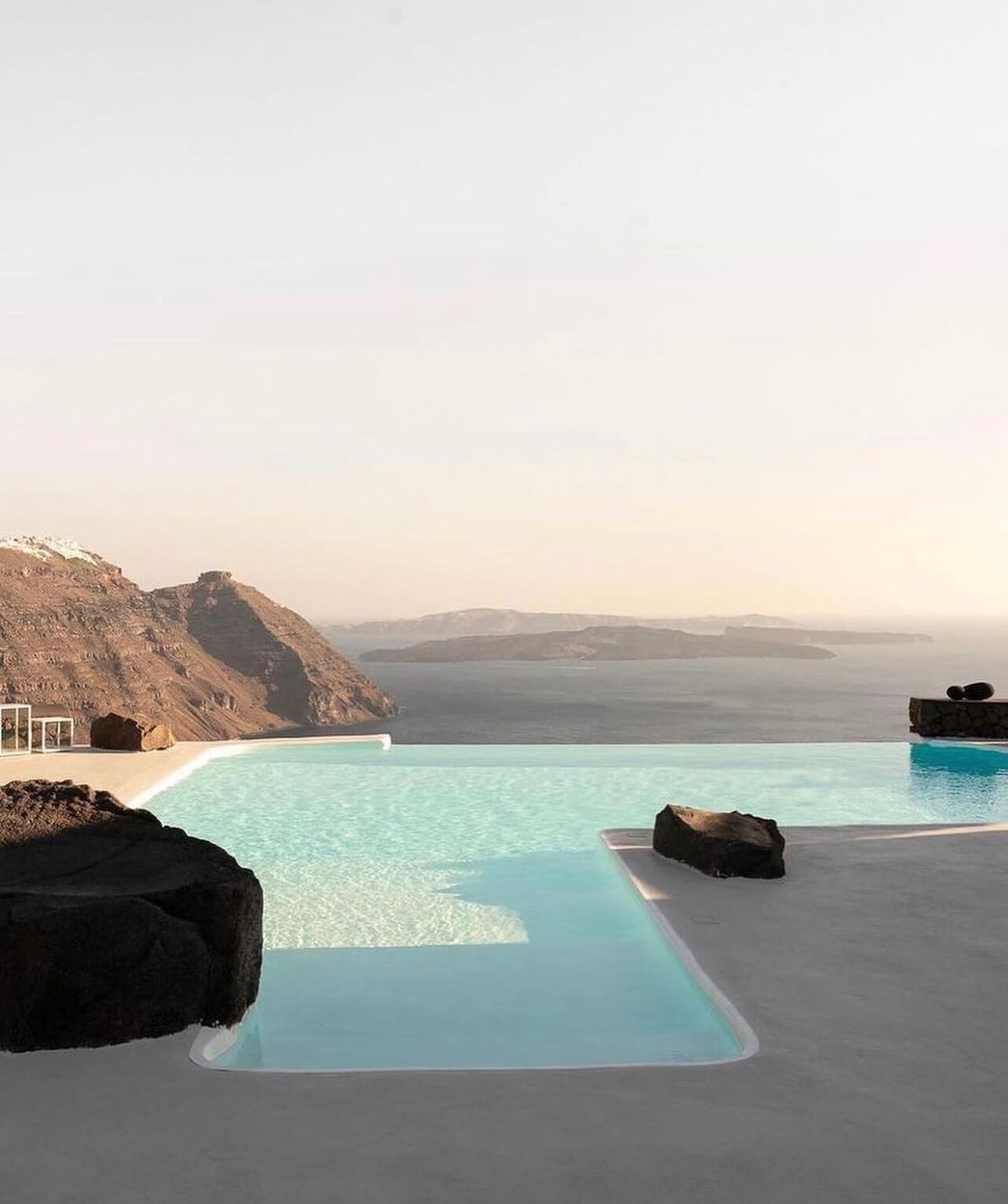 Aenaon Villas Santorini una de las piscinas mas impresionantes del mundo