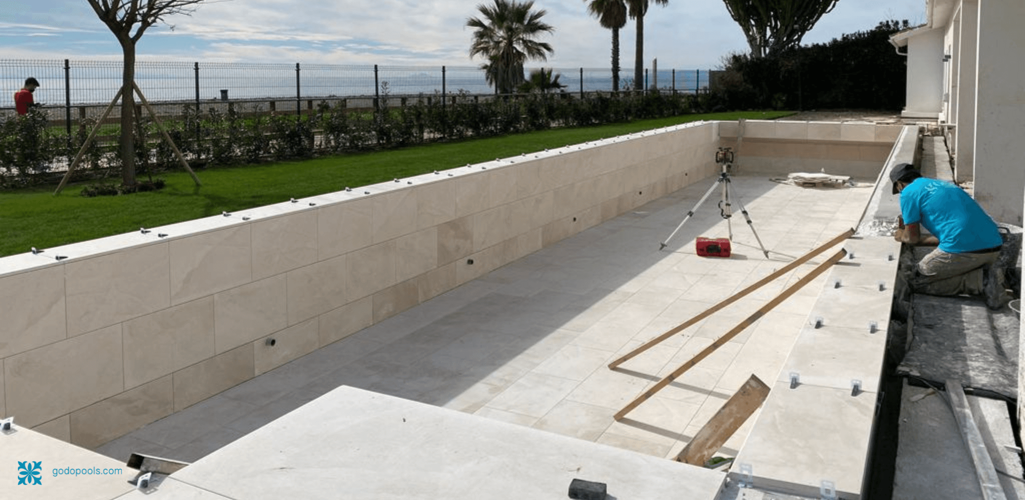 Placement of natural limestone stone in the Cortijo Blanco Project by GodoPools.