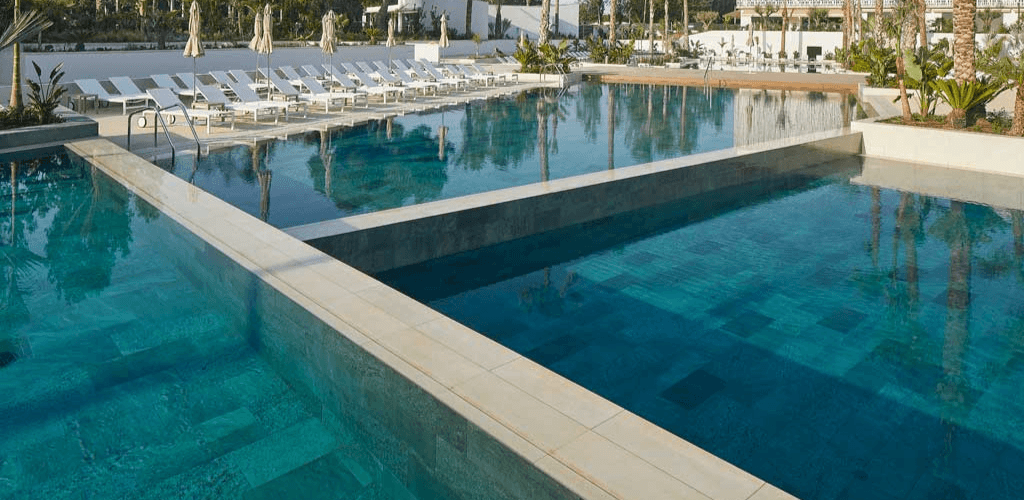 Es buena opción el gres porcelánico para la piscina