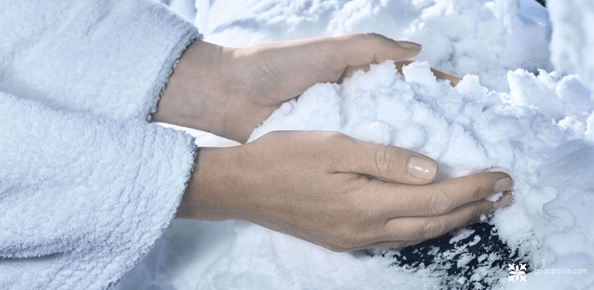 tocando la nieve de la cabina de nieve