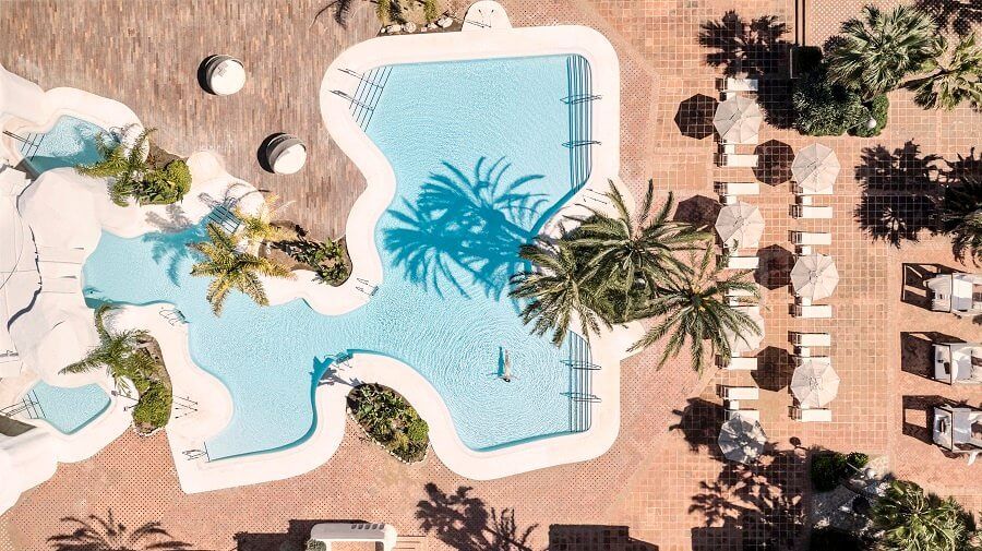 Piscina del Hotel Don Carlos en Marbella