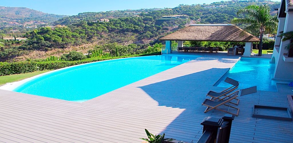 piscina con arena efecto playa