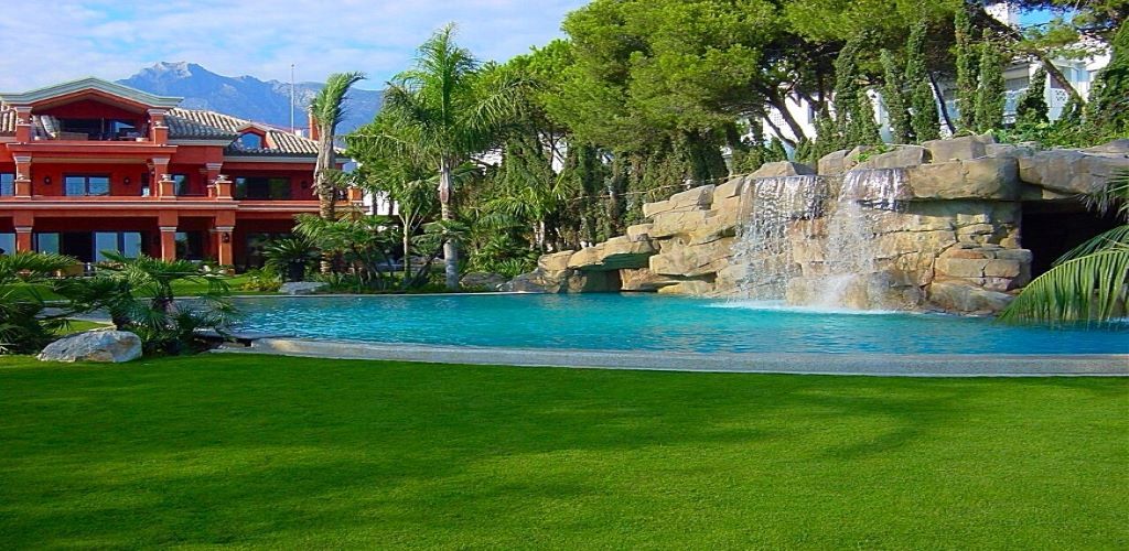piscina con arena efecto playa