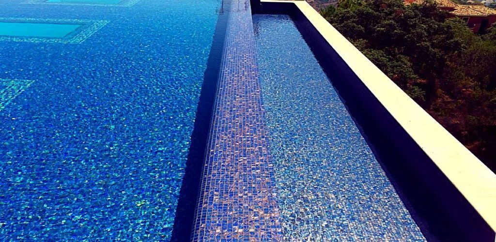 piscina desbordante