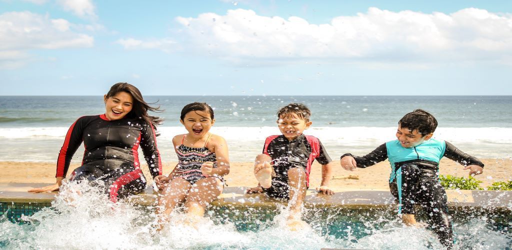 niños en la piscina