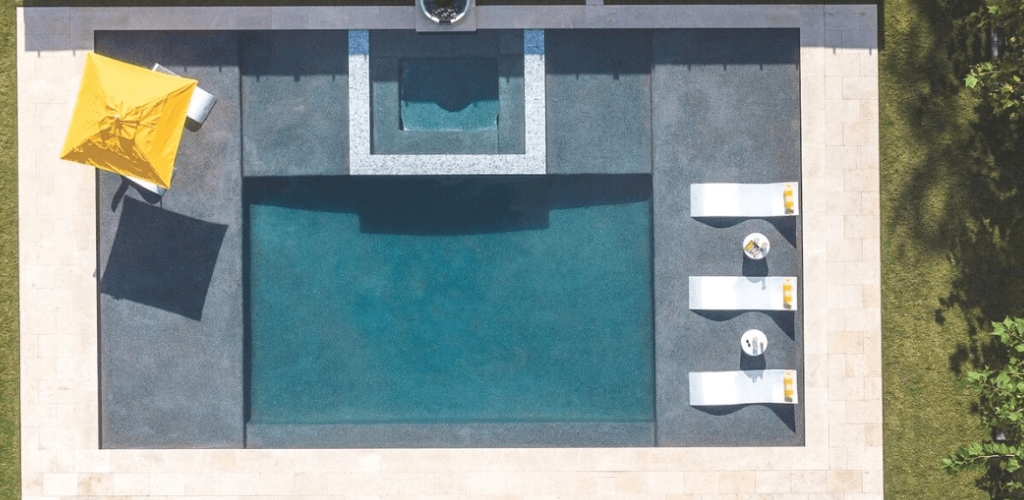 Piscina rectangular con amplias plataformas en sus extremos