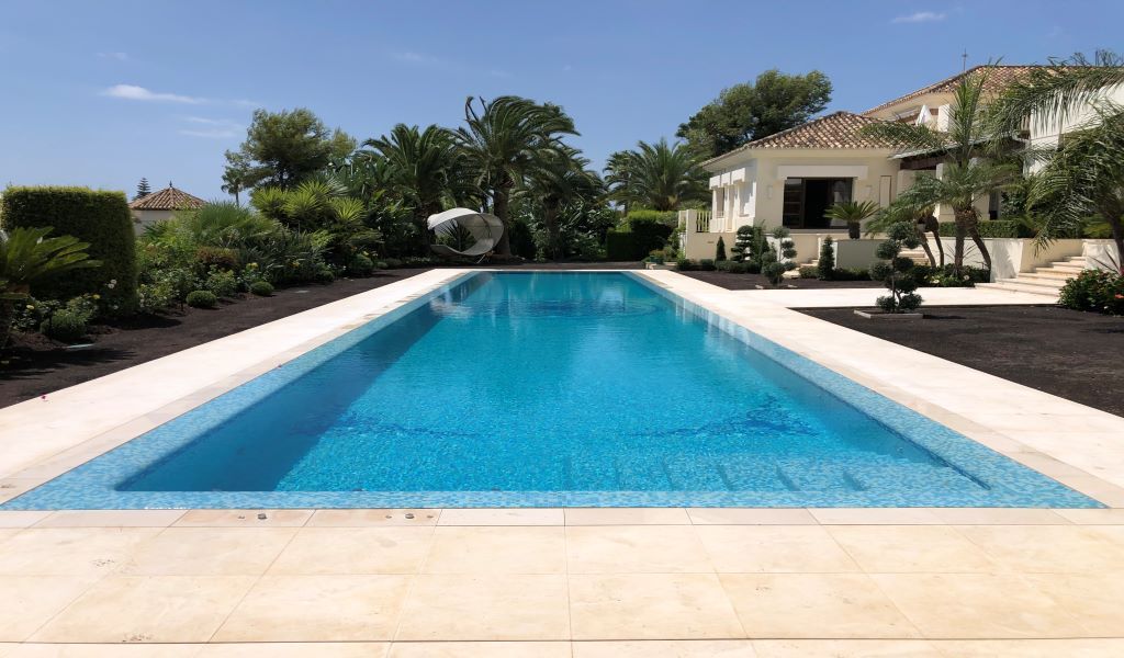 piscina climatizada al aire libre