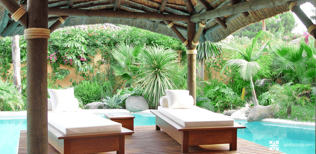 Proyecto Hydrazzo Barronal de GodoPools con rocalla natural de canto rodado en el perímetro de la piscina