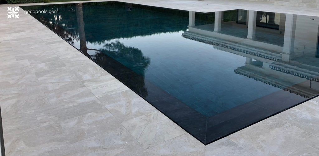 Efecto espejo en la piscina. GodoPools