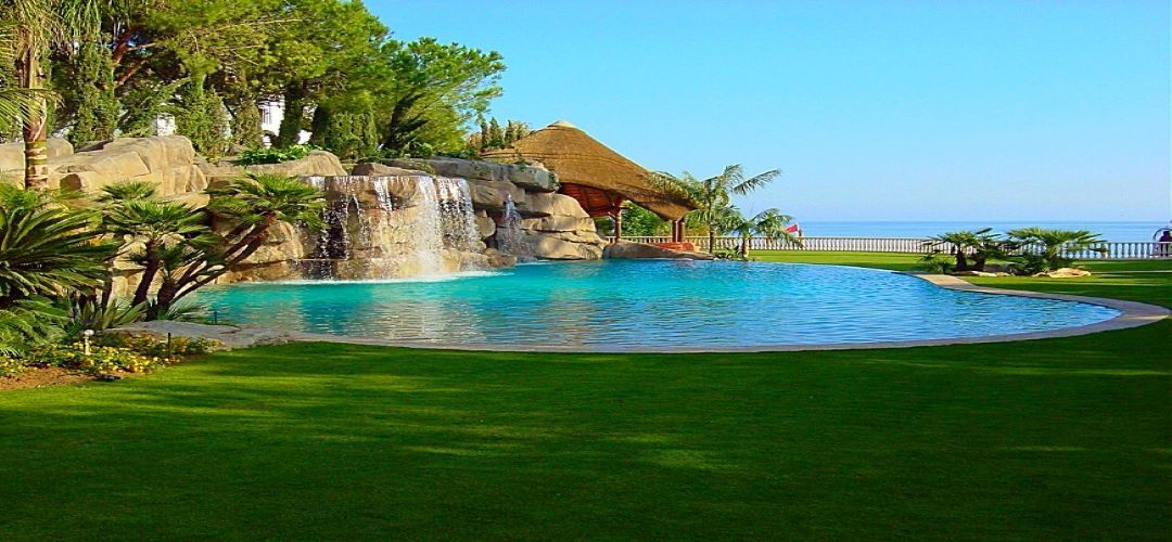 piscina con cascada