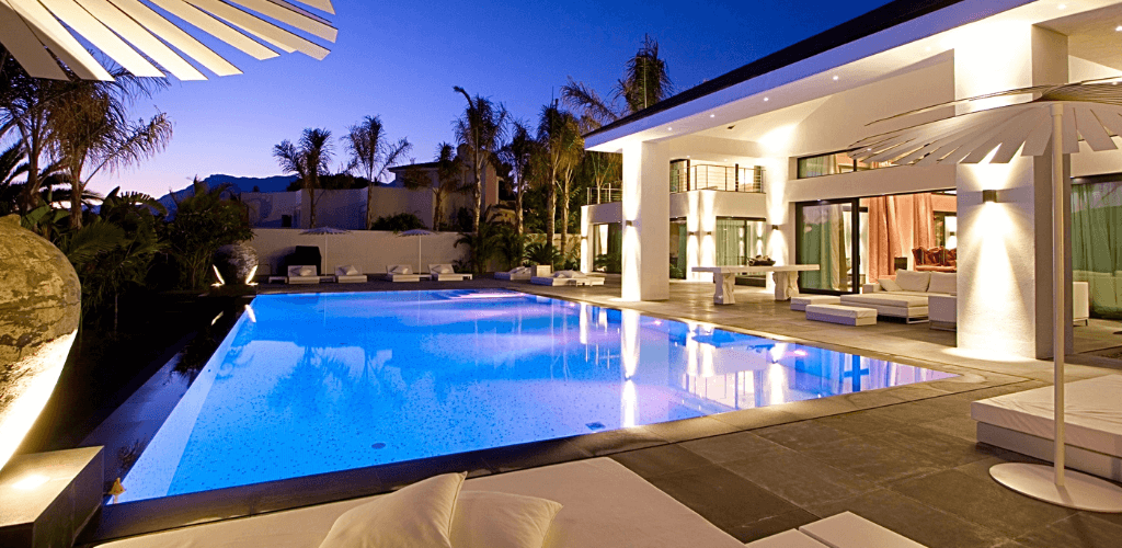 Proyecto Sicis White de GodoPools iluminado de noche