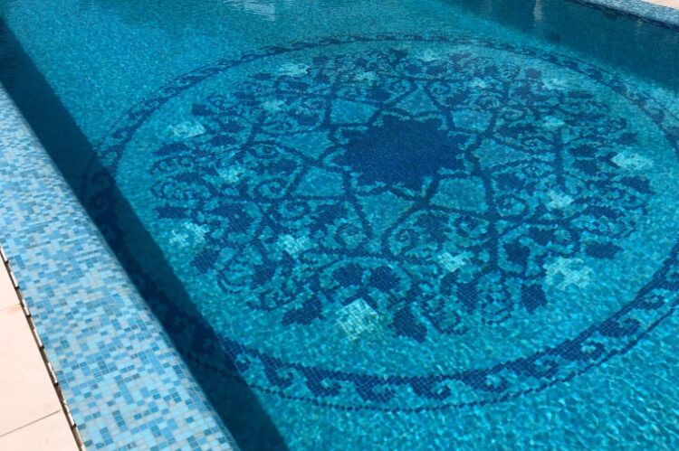 Piscina residencial de lujo con sistema de nado contracorriente en Marbella