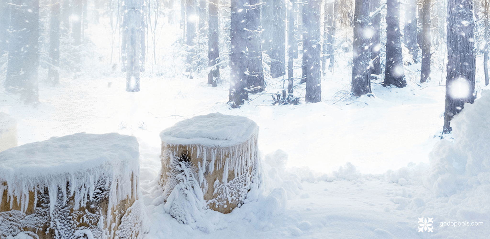 cabina de nieve con imagen de bosque y asientos en forma de troncos de madera natural