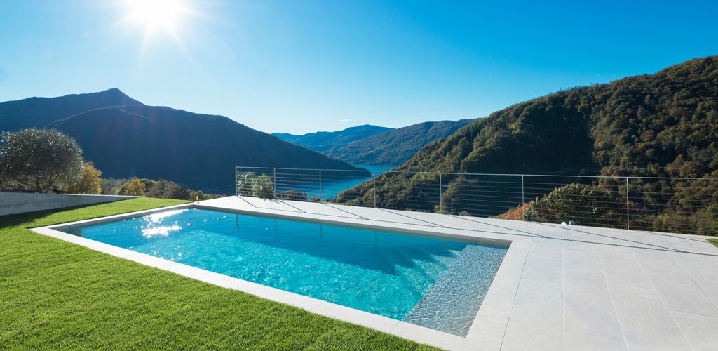 césped-artificial-piscina