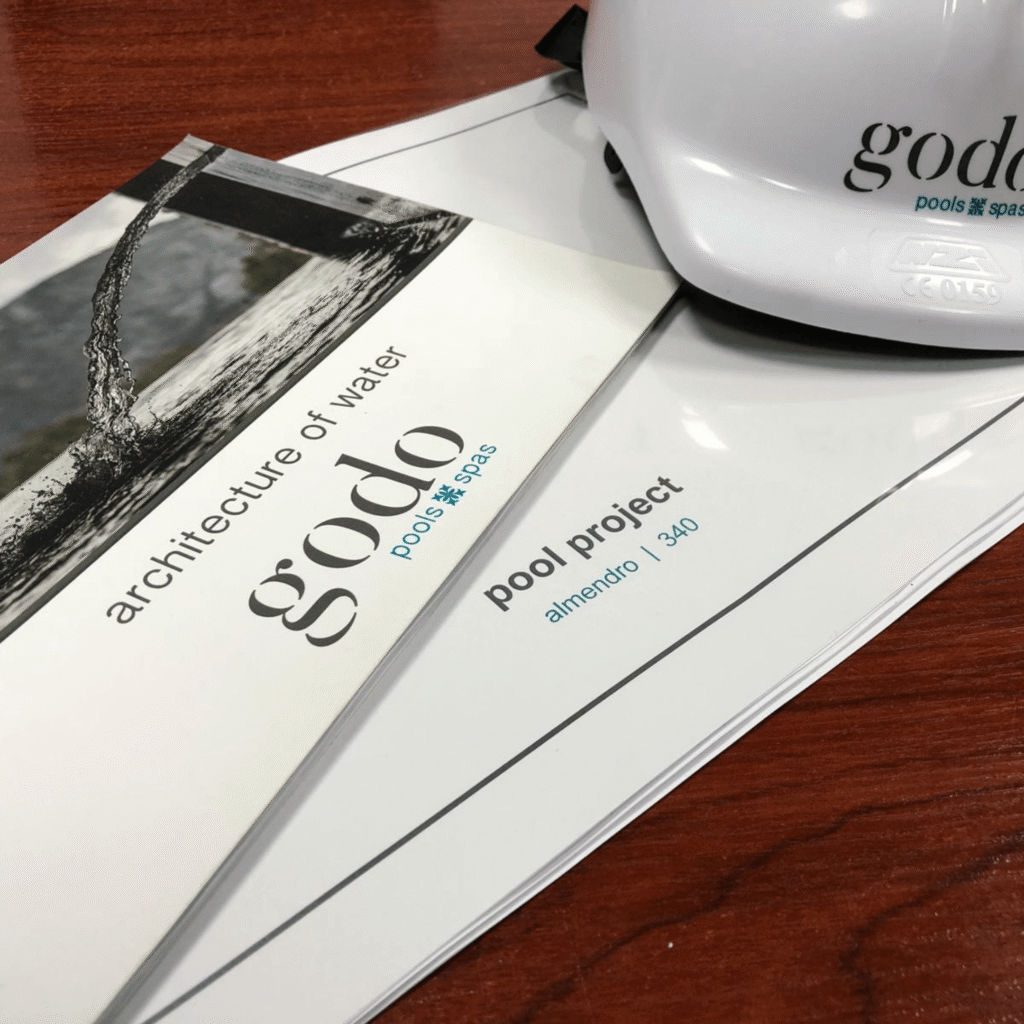 how to choose a pool builder