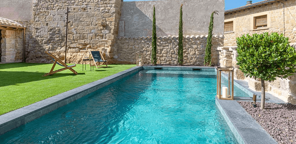 gres porcelánico en la piscina