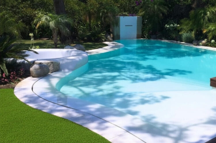 Piscina tropical con entrada de playa por GodoPools