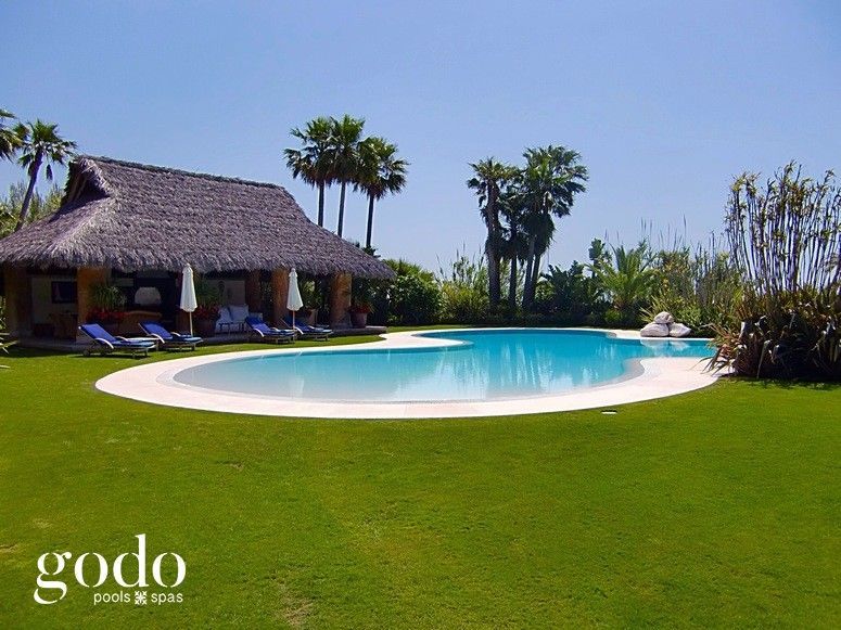Proyecto de GodoPools con piscina blanca y agua cristalina