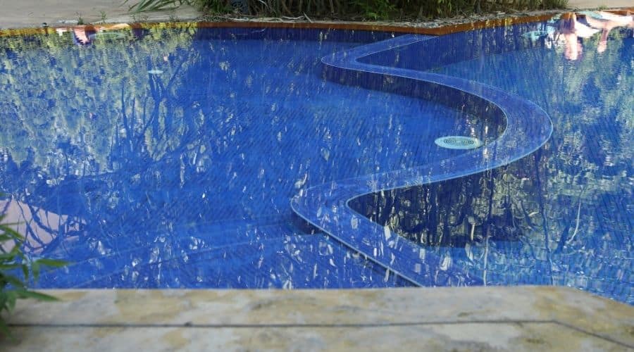 Understanding the zero-edge pool (deck-level pool)