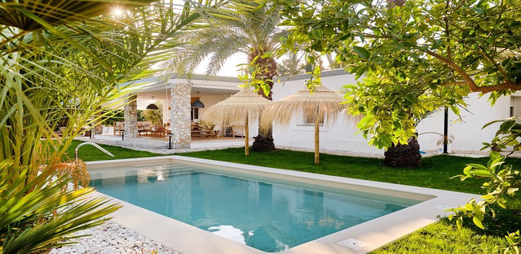 piscina con jardín