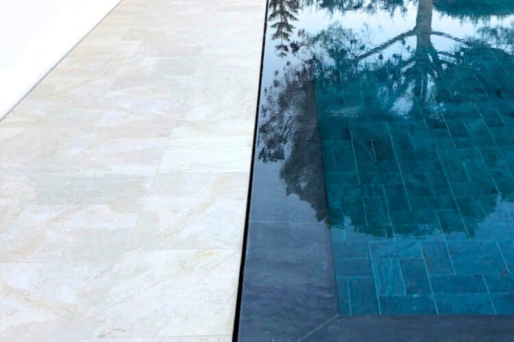 Piscina de piedra natural integrada en arquitectura residencial