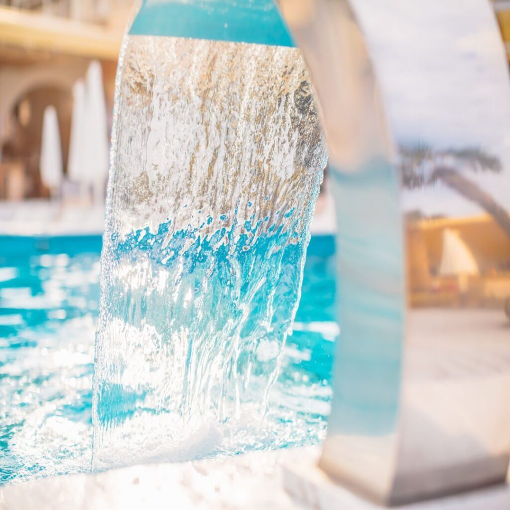 Proyecto de piscina con cascada, tendencia en piscinas