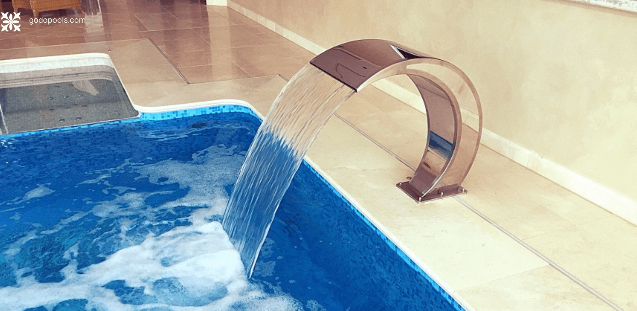 Indoor pool with water curtains and hydromassage points