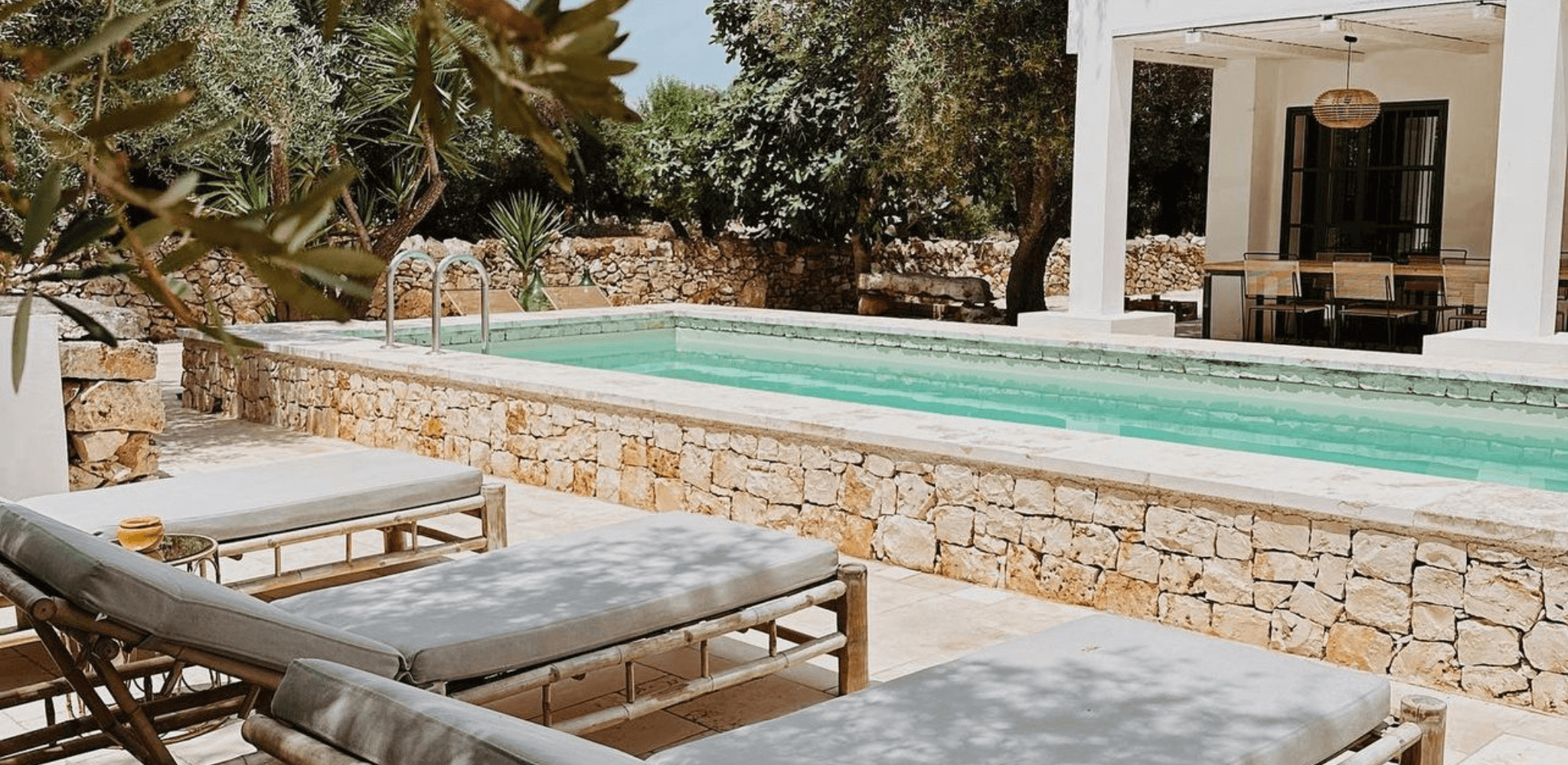 piscina rústica de piedra