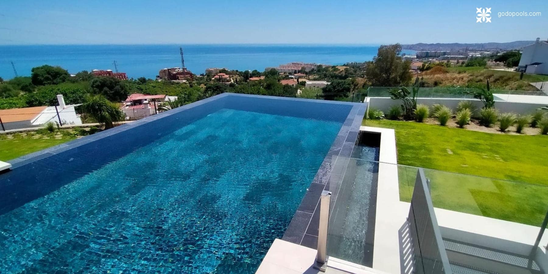 Piscina elevada con vistas infinitas