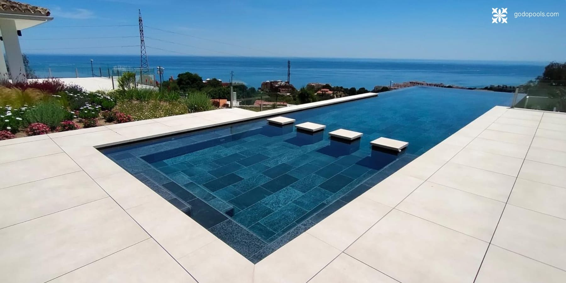 Piscina elevada con plataforma de recreo