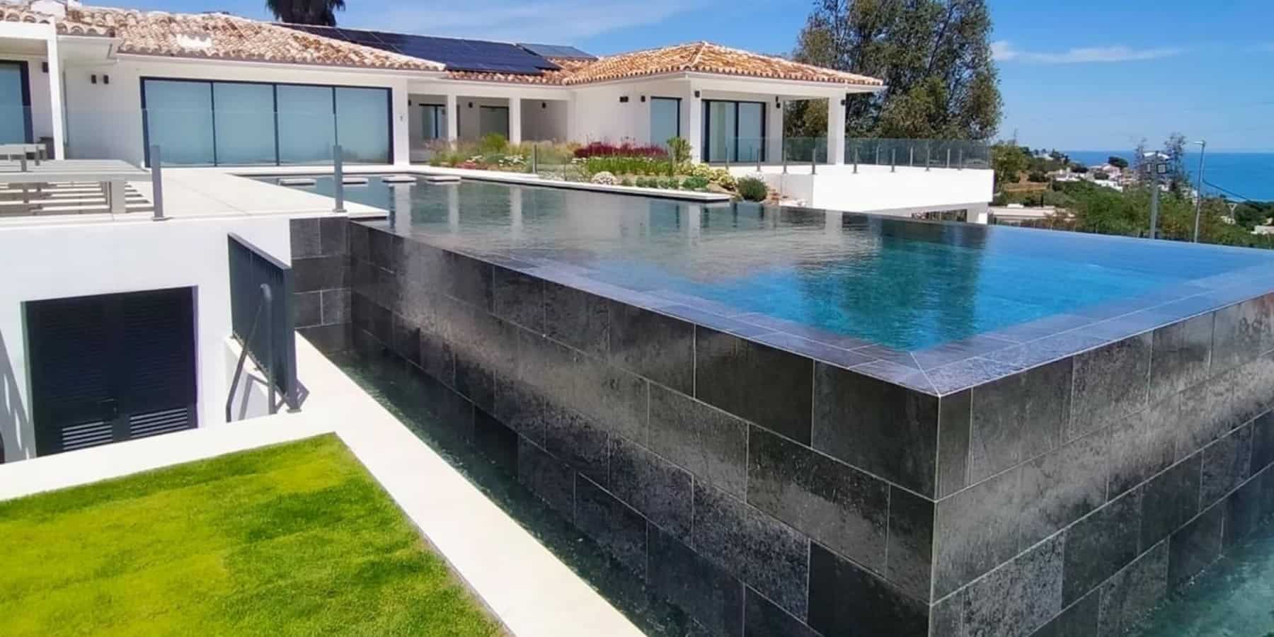 piscina infinity elevada con zona de baja profundidad