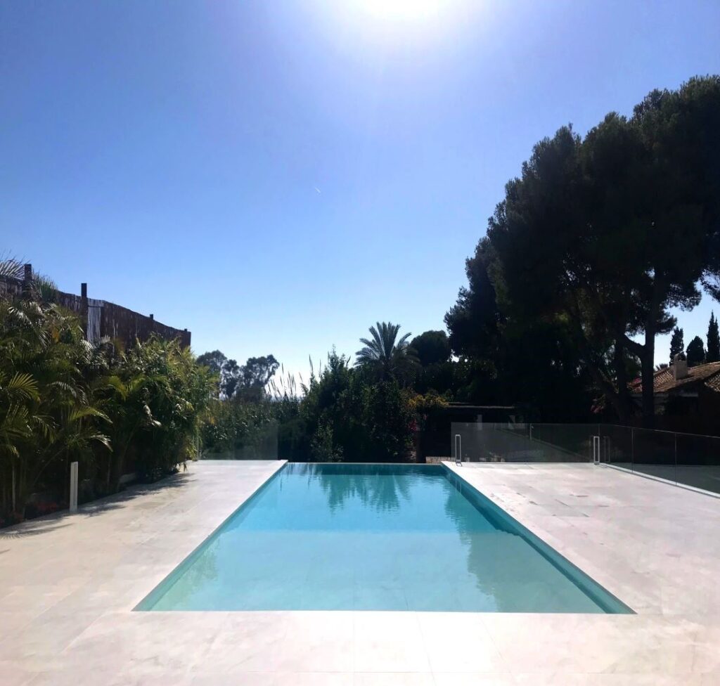Mármol blanco en tu piscina